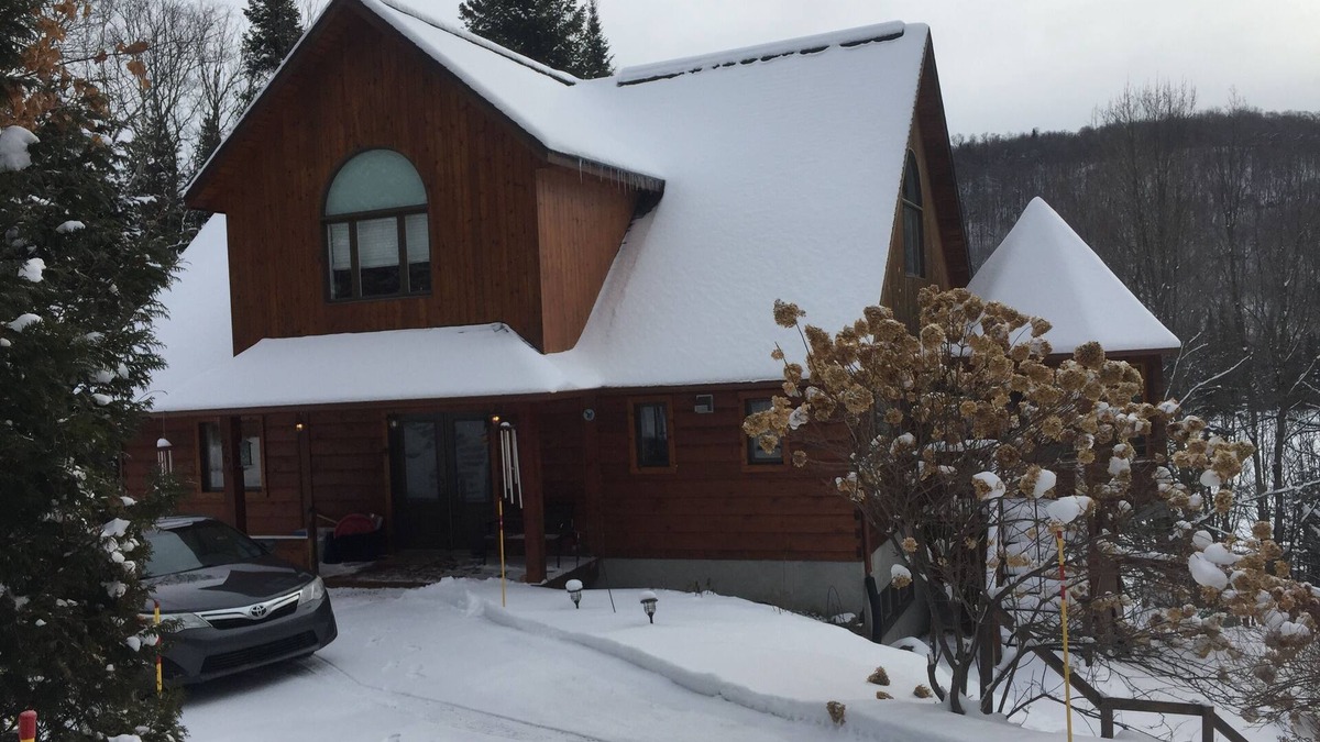 Ivry-sur-le-Lac Ski Chalet | LAURENTIANS SKI SEASON SUNNY, CHARMING & SPACIOUS 4 BR LAKEFRONT CHALET