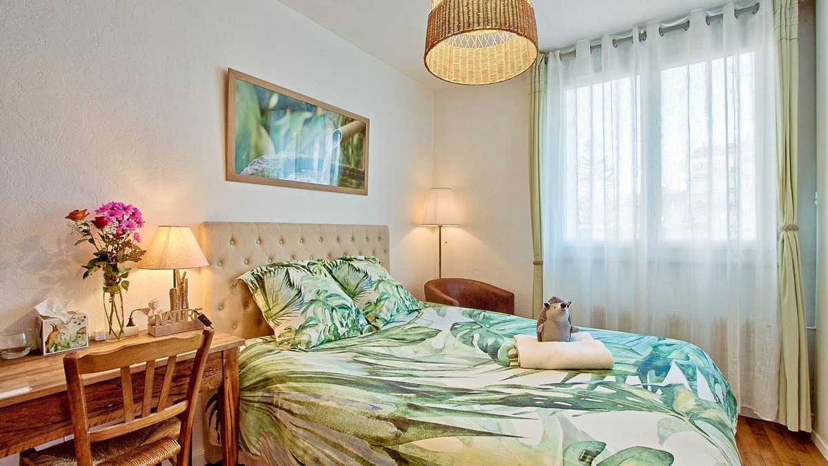 Les Poulettes Apartment | “L’Authentique”: soothing and rural! Air conditioning and free/secure parking!