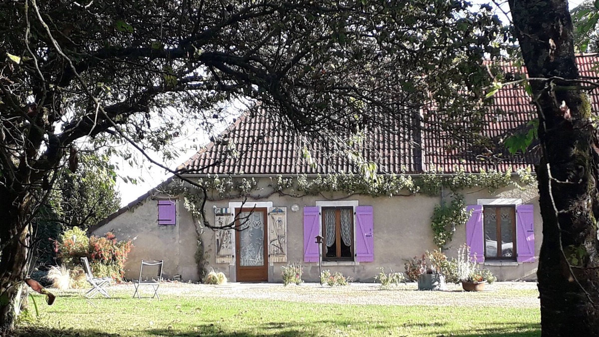 Freville-du-Gatinais House | Lavender shutters