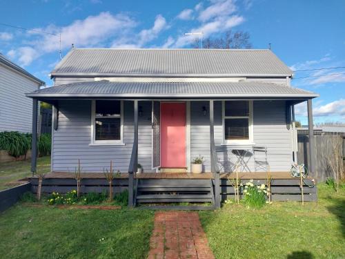 Black Hill House | Lavender Cottage - Cute, Cosy & Pet Friendly