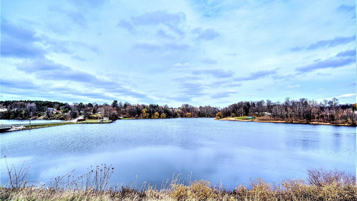 Hart House | Lavender Hill Lake House- Stunning Views +Walk to Shops +Near Dunes & Pentwater
