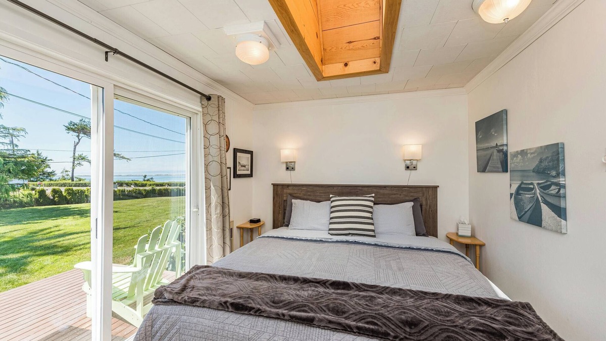 Sequim House | Lavender Suite - King, full kitchen, jetted tub
