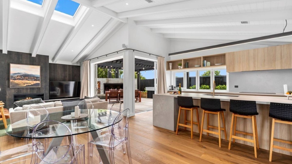 Hilltop House | Lavish at the Lake in Taupo