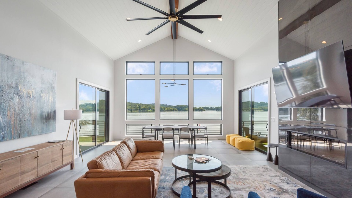 Mount Vernon House | Lavish Lake Getaway W/180* Views+ Boat Dock