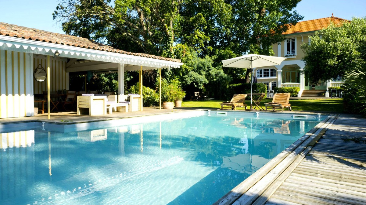 Claouey Villa | Lavish villa with pool in the front line of the Bay