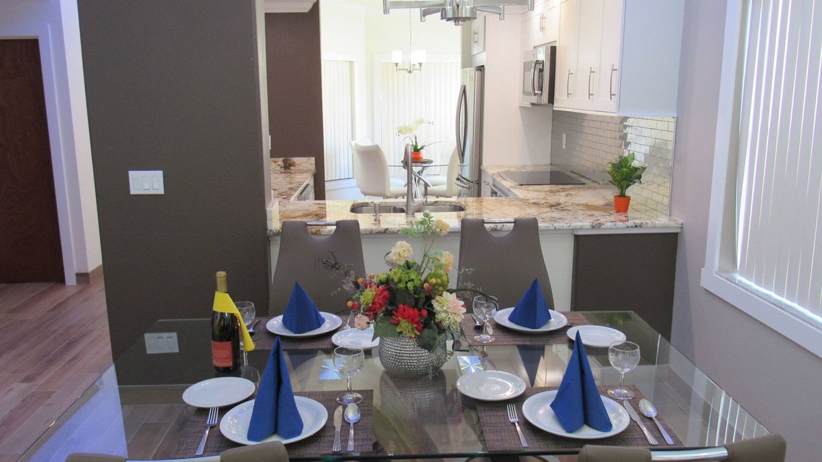 South Bradenton Condo | Lavish Waterfront Condo! Pools~Lanai~Free WiFi. By IMG~Beaches~AMI~Restaurants.