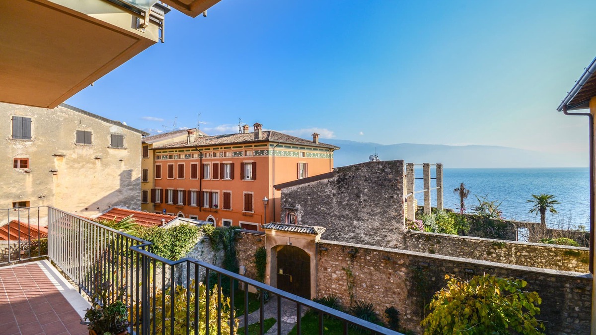 Gargnano Apartment | LAWRENCE'S FORMER MANSION WITH BALCONY AND LAKE VIEW