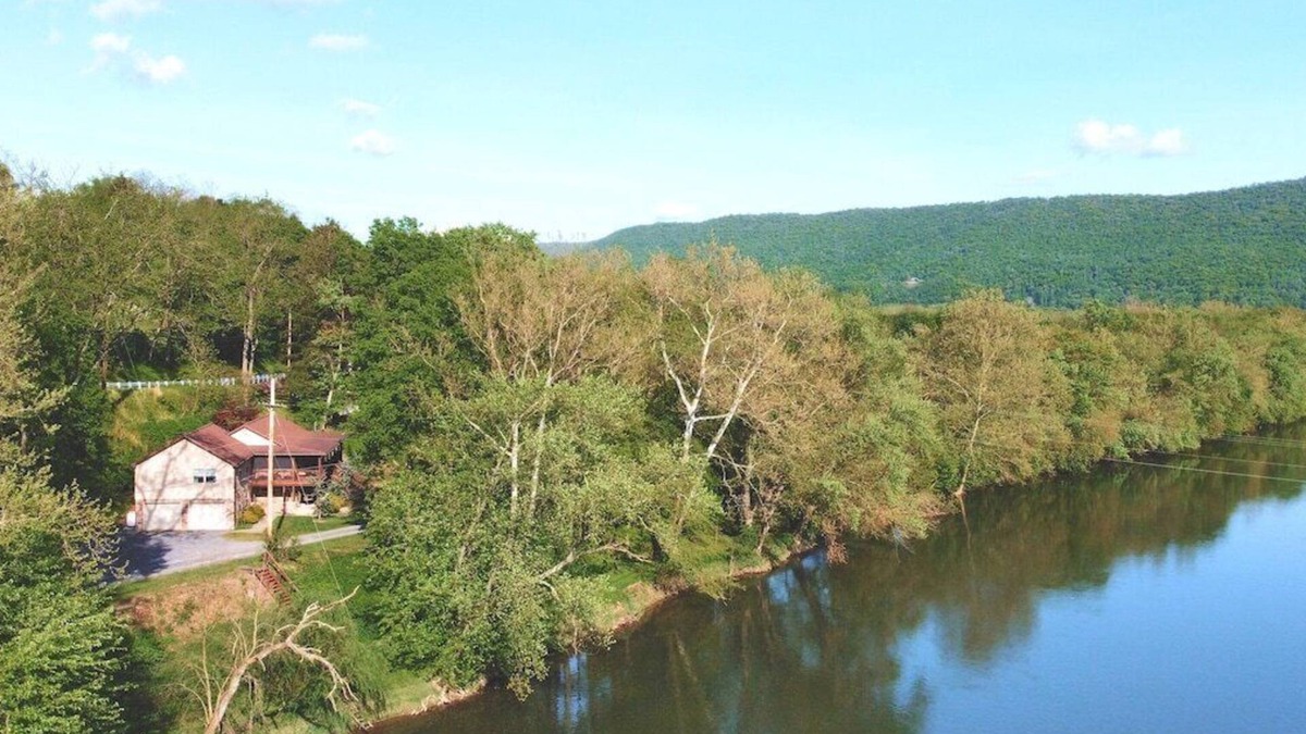 Lewistown House | Lazy Bass Lodge | Riverfront & Porch Views + Boat Launch