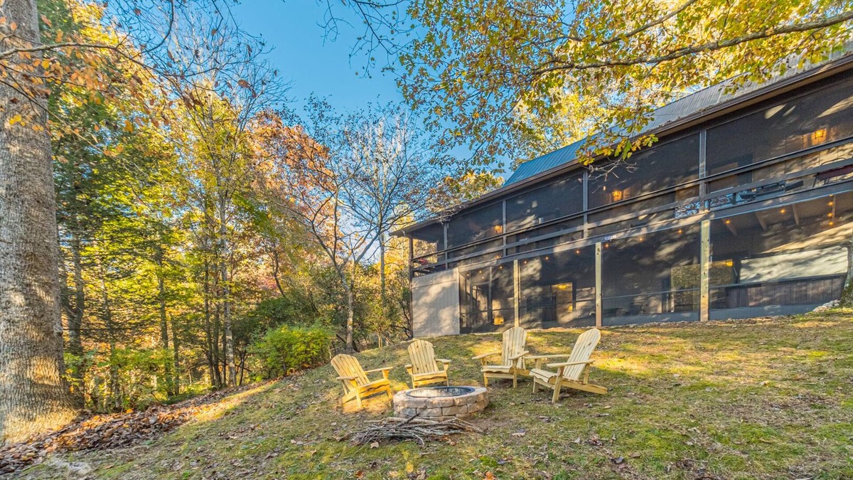 Helen Cabin | Lazy Bear Cottage | 3BR 3BA Creek Front Retreat | Game Room | Hot Tub | Creek