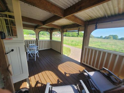 Alresford Resort | 'LAZY DAYS' self contained Tiny Home for adults only