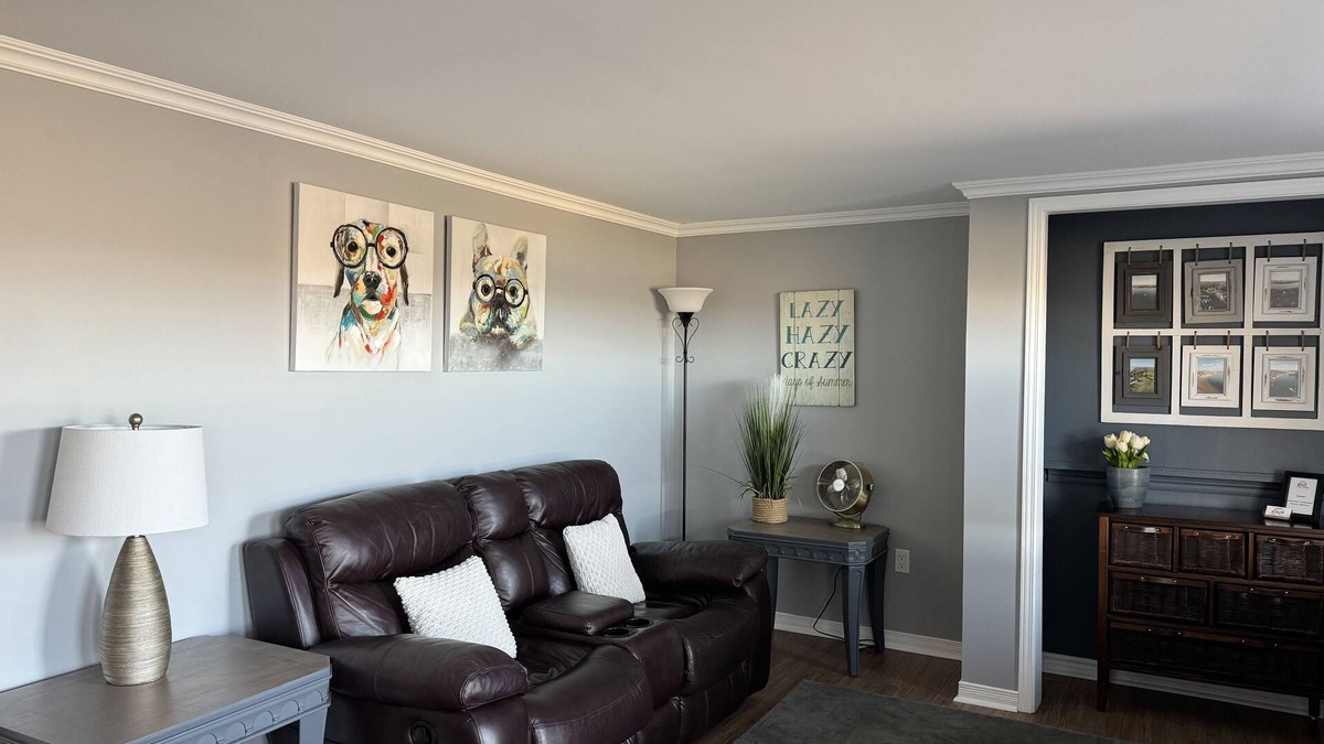 Prince Edward Apartment | LAZY DAYZ Sunset Views and 2 minutes drive to Picton Main Street