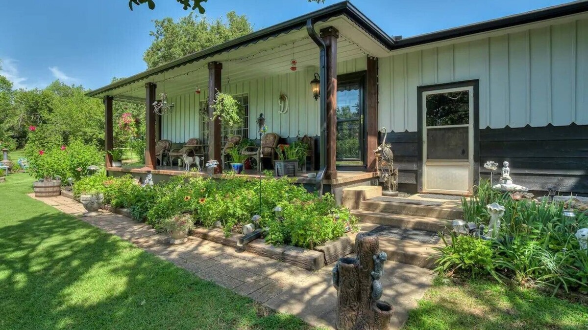 Guthrie House | Lazy E, one mile south. Beautiful country setting