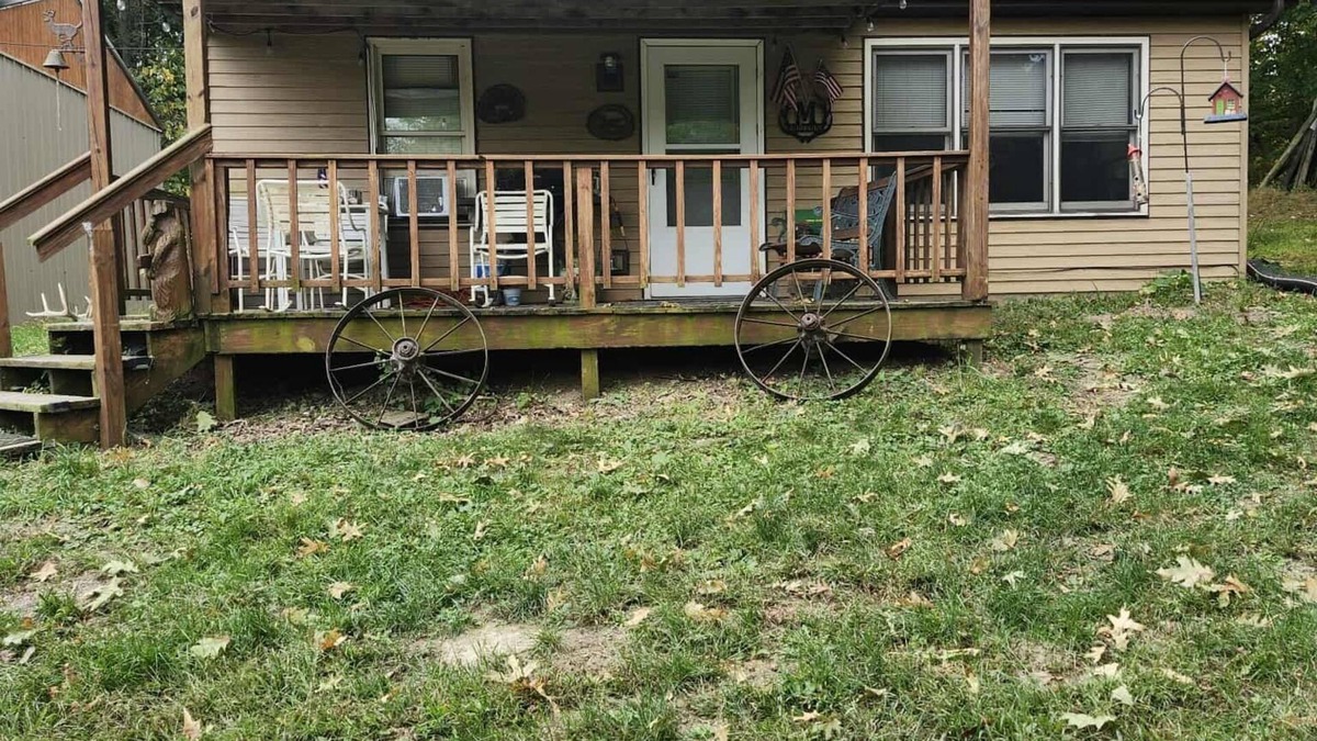 Gerlaw Cabin | Lazy Oaks: Charming cabin on pond with A/C in delightful Little York, Illinois