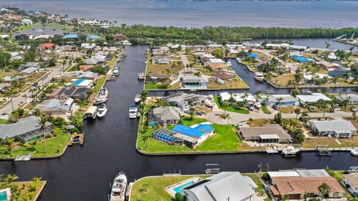 Lochmoor Waterway Estates House | Lazy Palm Retreat Heated Pool Jacuzzi Gulf Canal