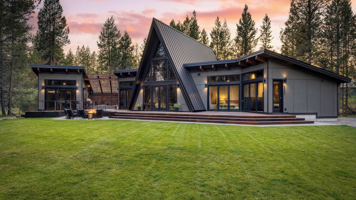 La Pine House | Lazy River Glamp-House by AvantStay | Newly Built, Luxe Indoor-Outdoor Living
