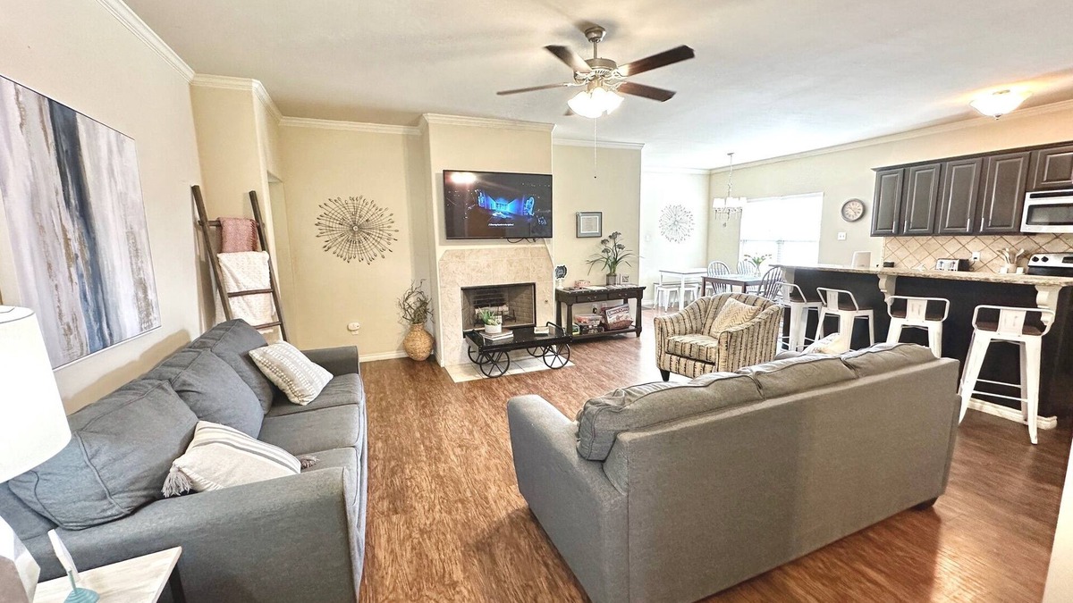 North by Northwest House | LBK Luxury! ✅ 7 Beds + Great Area + Convenient to all of LBK & TTU. 🌟