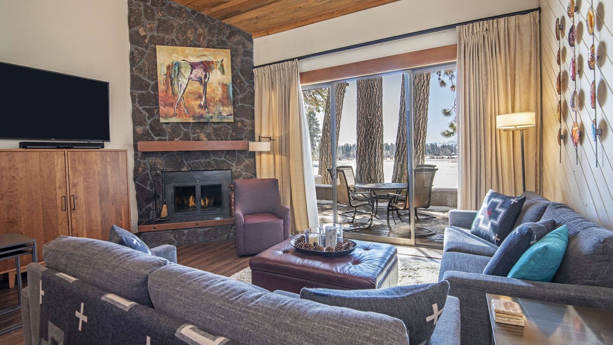 Black Butte Ranch Condo | LC025-26 | Modern split level 2-bed/bath condo w/kitchen and mountain views.