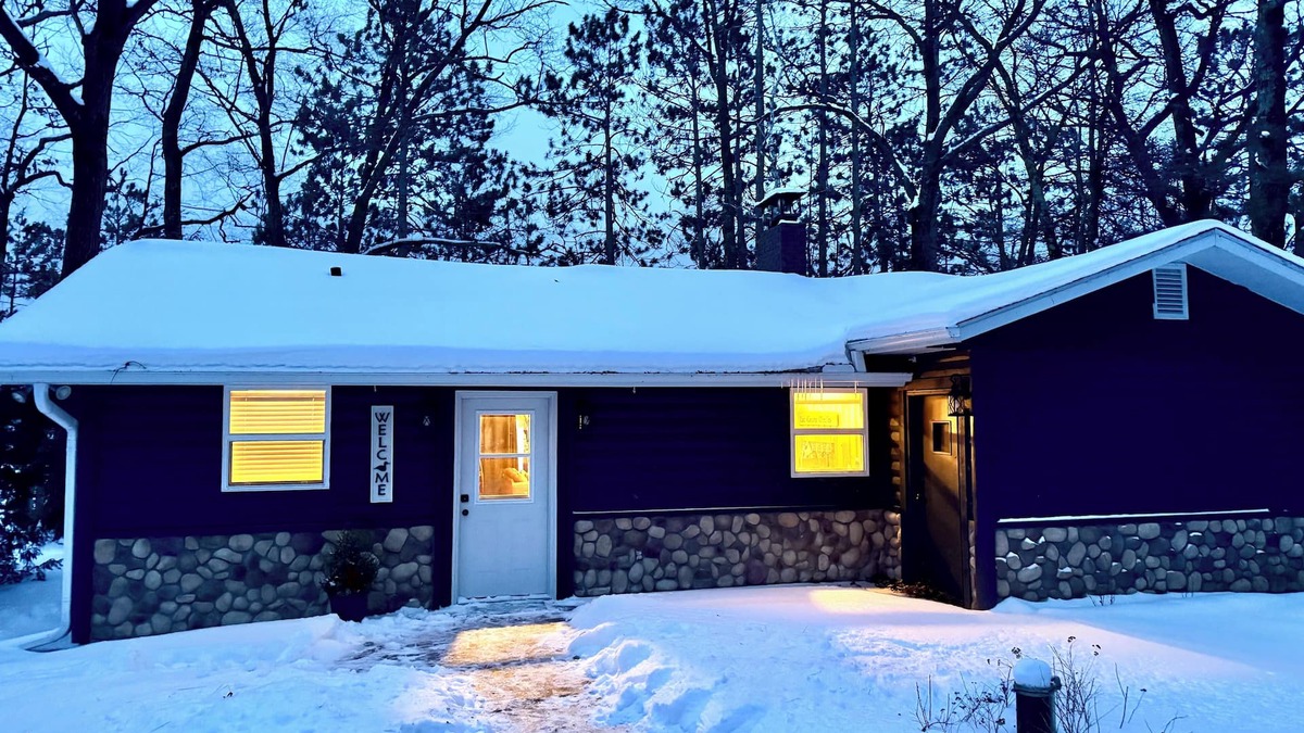 Northwoods Beach Cabin | LCO Lakefront Cabin - Discounted for the Fall, Winter, & Spring