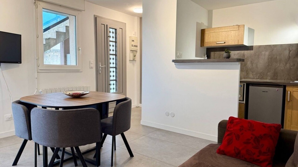 Dijon Apartment | Le Bacquin 21 town center 2 minutes away, train station 700 m away, secure private parking.