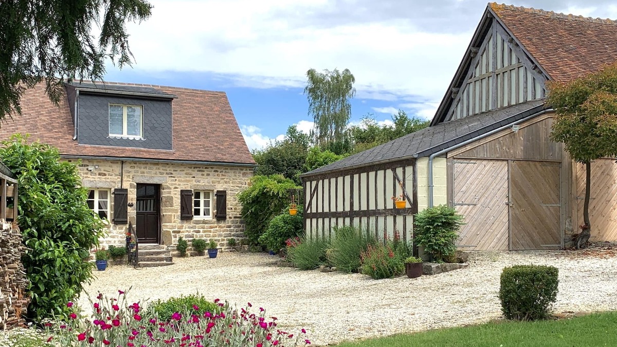 Domfront en Poiraie Other | Le Bas Chesnay is a 200 year old detached farmhouse, where birds & bees sing.