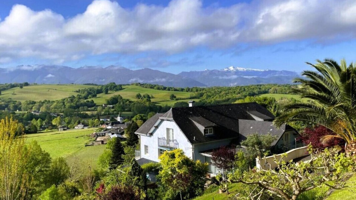 Estialescq Apartment | Le Belvue, a relaxing stay with a view of the Pyrenees mountain range