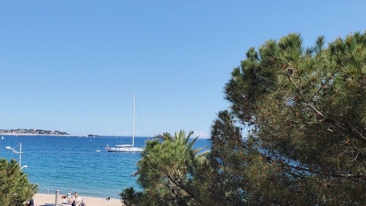 Frejus Port Apartment | LE CAPITOLE Studio 27m2 air-conditioned sea view with balcony and secure private parking 30M walk from the beach and Port Fréjus