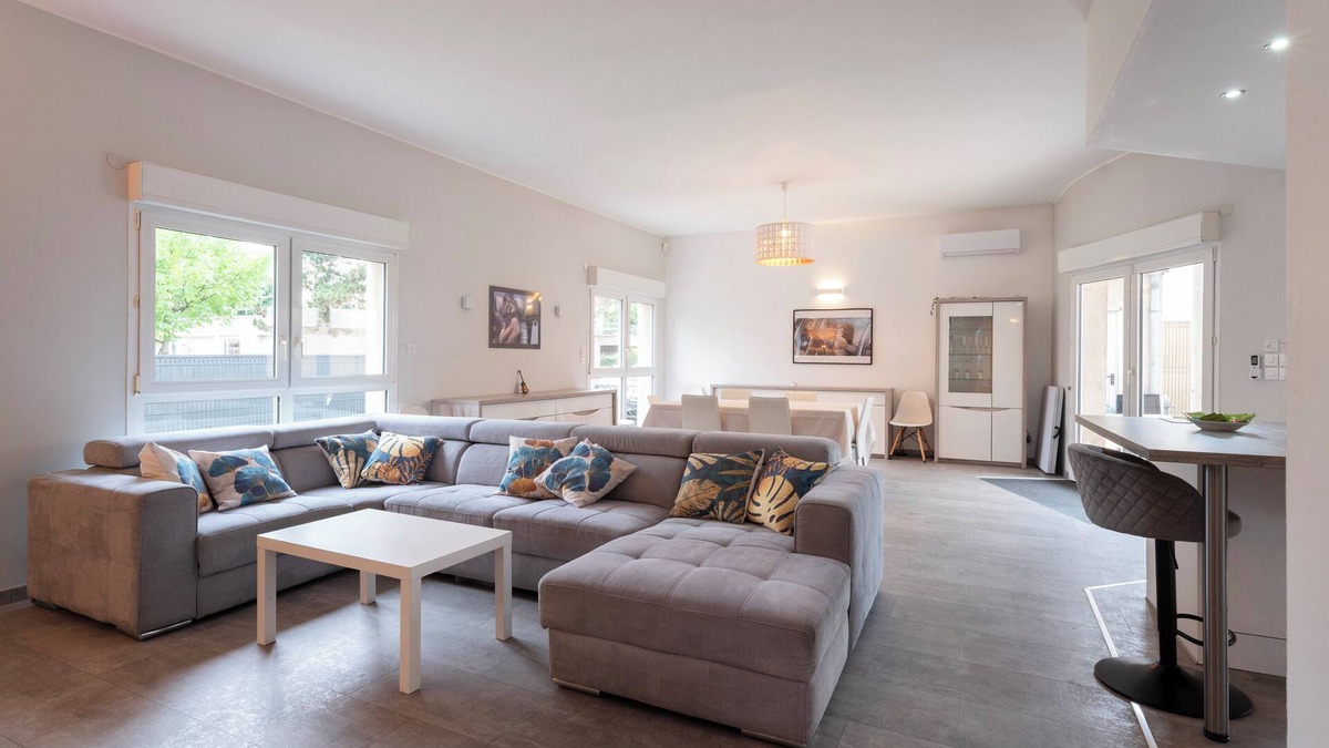 Thionville House | Le Château Jeannot - Rock in Share