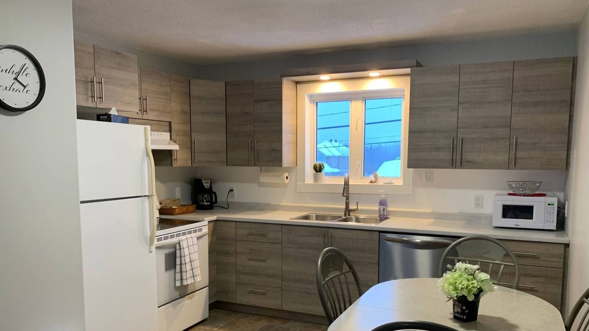 Cochrane House | Le Chalêt - 4 Beds, 2 Bath. Quiet and comfortable