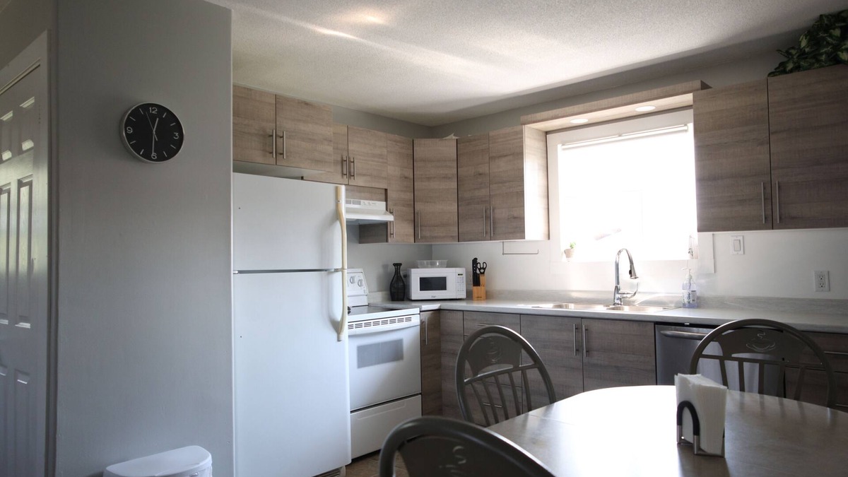 Cochrane House | Le Chalet 4BR 2 BA + Large Parking