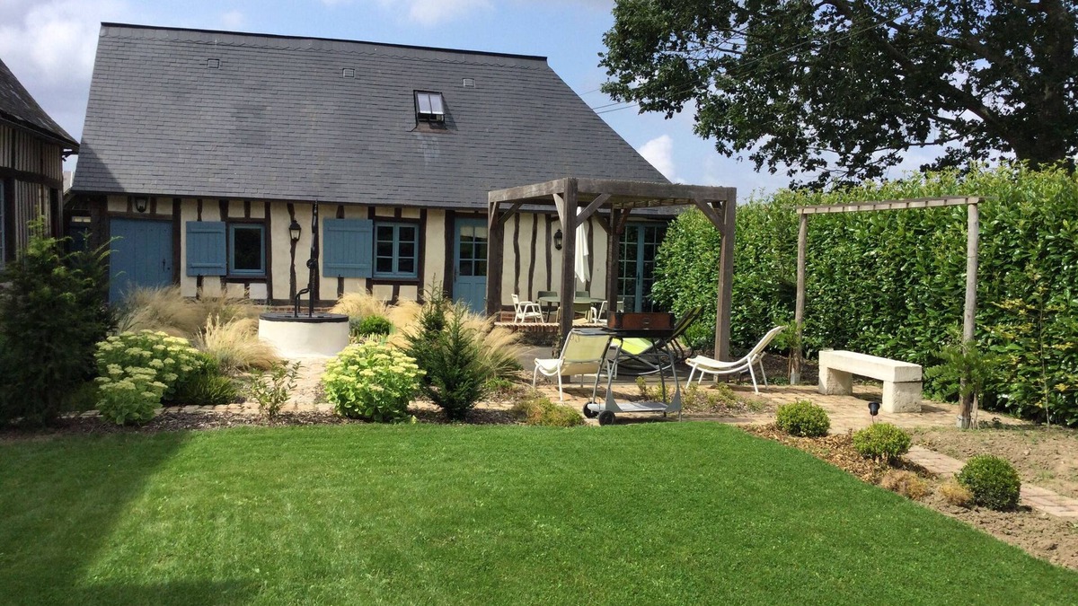 Montreuil-en-Caux House | Le Clos-Masure de Béatrice, a refined home overlooking a beautiful garden.