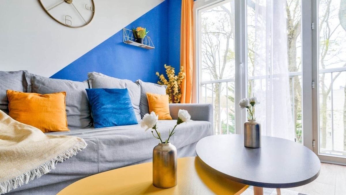 Les Aunettes Apartment | Le Cosy Yellow - Bright apartment 5 minutes from Evry station, free parking