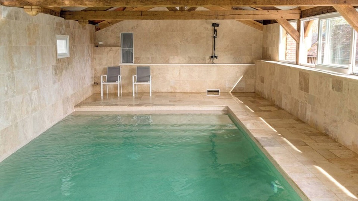 Fauguernon House | Le Domaine de la Désirée Séjours, Fêtes, Séminaires Piscine, Tennis 45+ Couch
