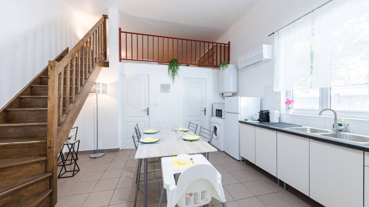 Neuilly-Plaisance Apartment | Le Duplex de la Gare sleeps 2