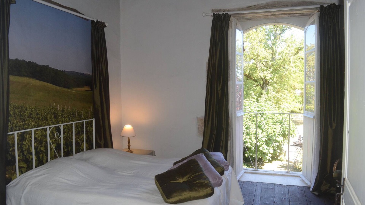 Serignac Apartment | Le Gobelin, spacious, renovated apartment in authentic home