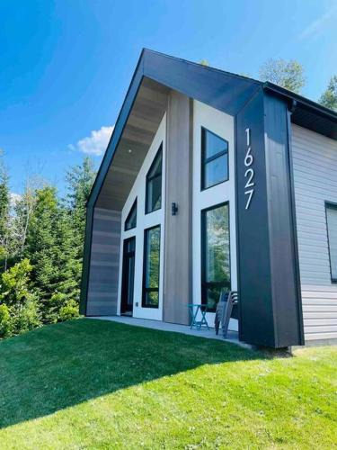 Pohenegamook Ski Chalet | Le Jarret Noir! Chalet NEUF en nature SPA/Vue Lac