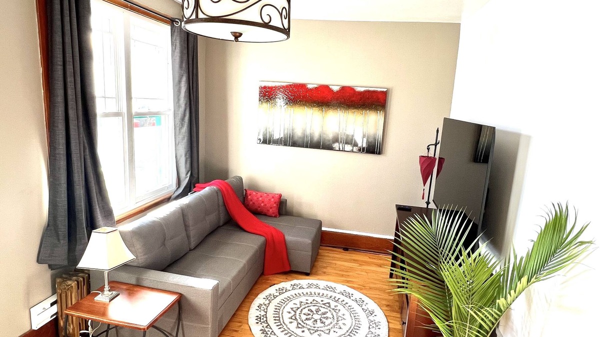 Vieux-Limoilou Apartment | Le Limoileux: Charmant 6 Places au Coeur de Limoilou/Stationnement Disponible