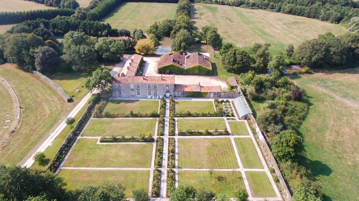 La Garnache Villa | Le Logis Du General - Ten Bedroom Villa, Sleeps 20