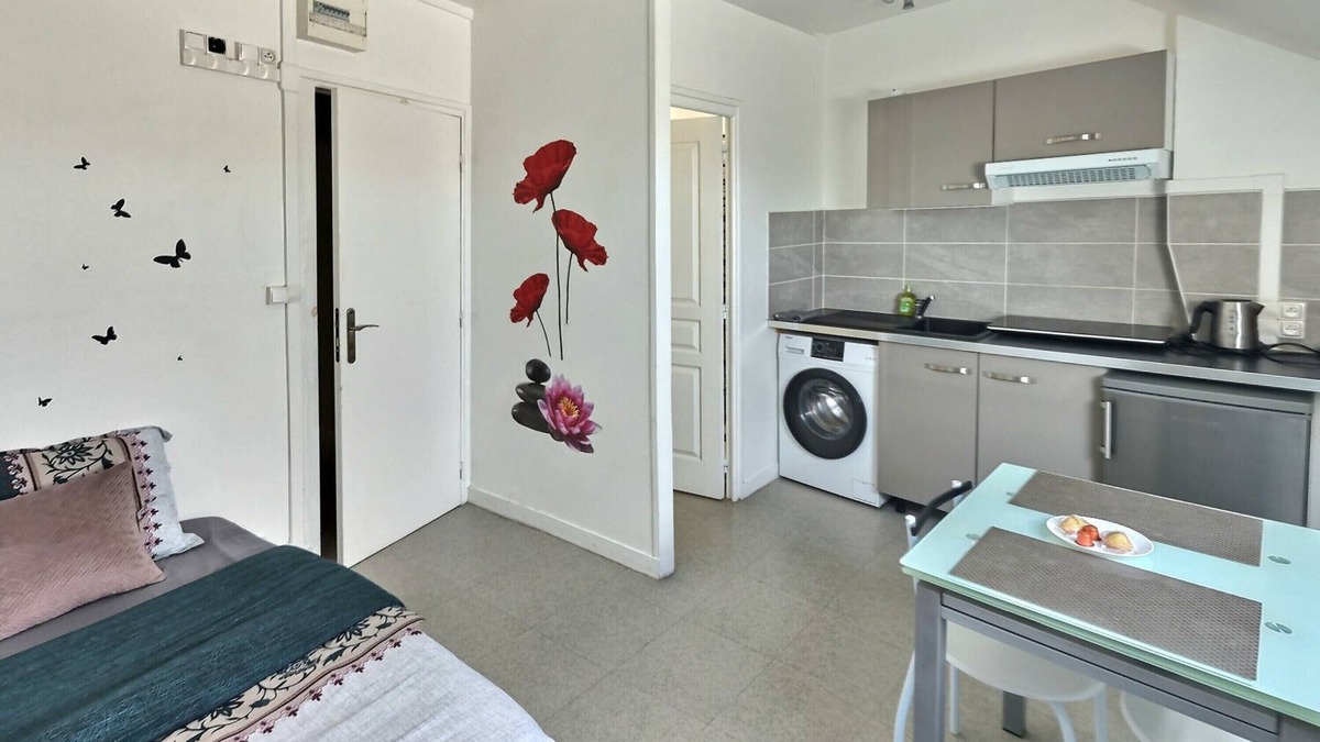 Evreux Apartment | Le Lumineux Studio 6 Face Gare Wifi Gratuit et à Deux pas du Centre Ville !