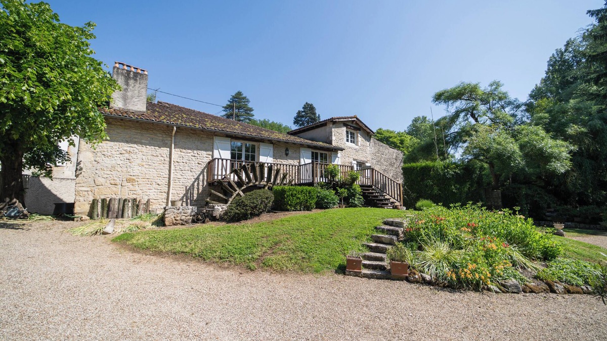 Migne-Auxances House | Le Moulin de Giroir: peaceful riverside setting