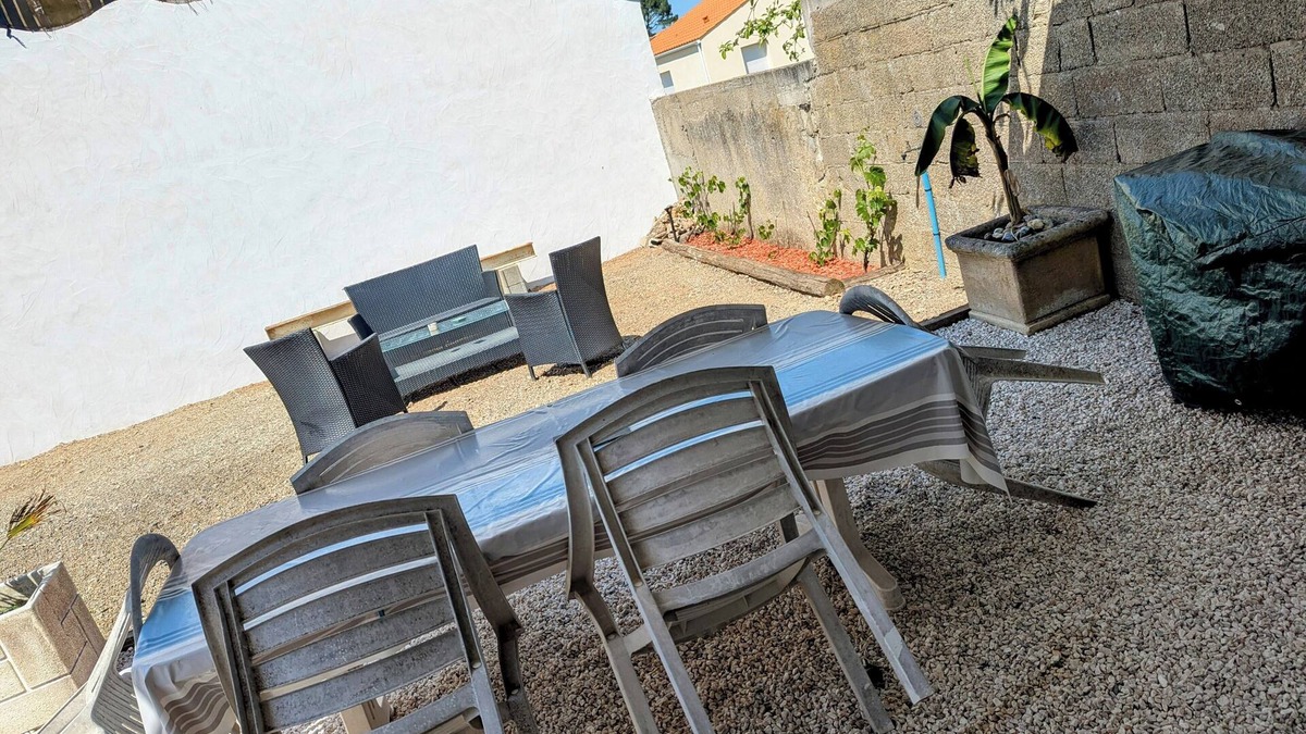 Brem Sur Mer House | Le P'tit Canot | In the heart of Brem | Parking and private courtyard