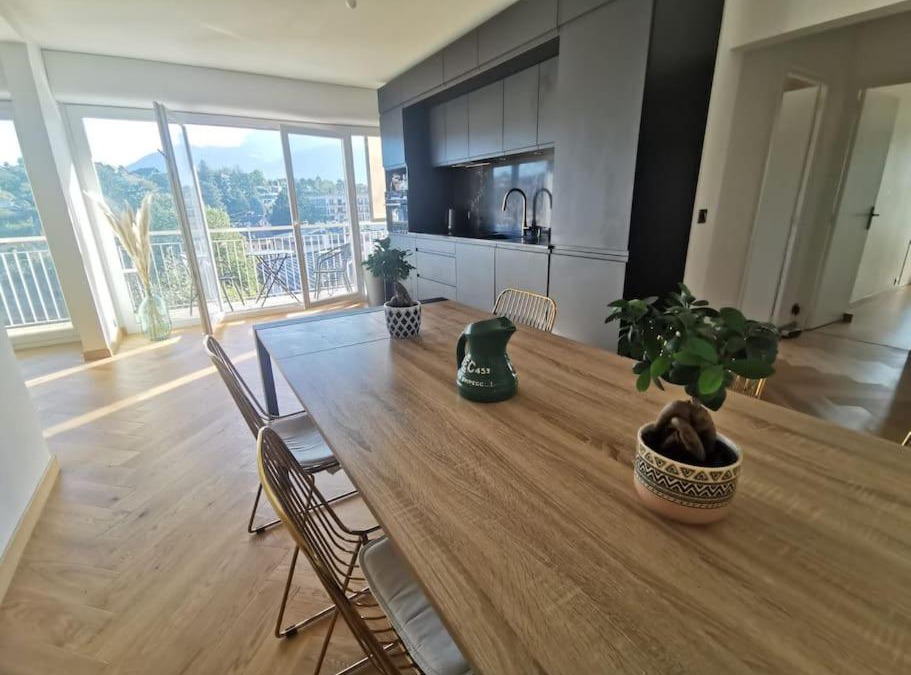 Novel Apartment | Le Parmelan - Grand appartement familial avec vue sur la montagne