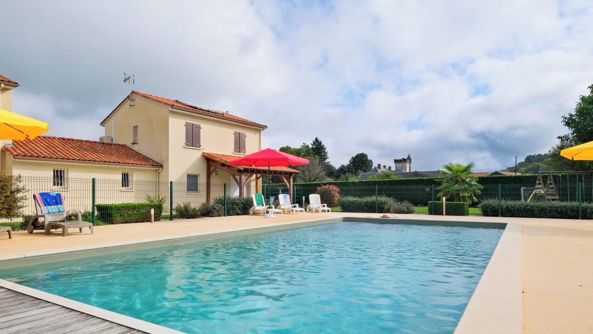 Savignac-les-Eglises House | Le Perchoir – House with Air Conditioning and Shared Pool in Savignac-les-Églises