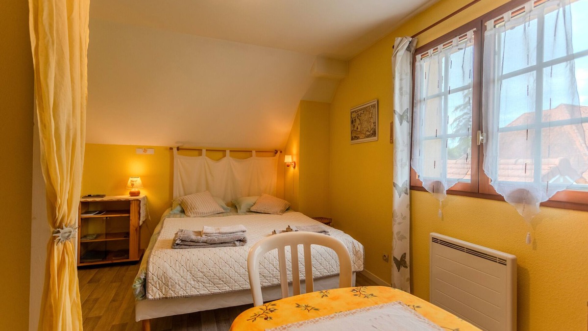 Lescar Bed & Breakfast | Le Pesquit guest room with shared terrace, communal garden and air conditioning