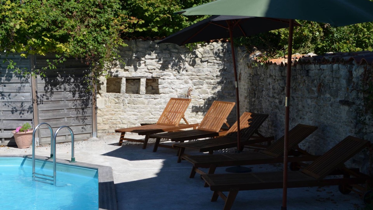 Villeneuve-la-Comtesse Cottage | Le Petit Logis (1 Bedroom, Sleeps 2/4)