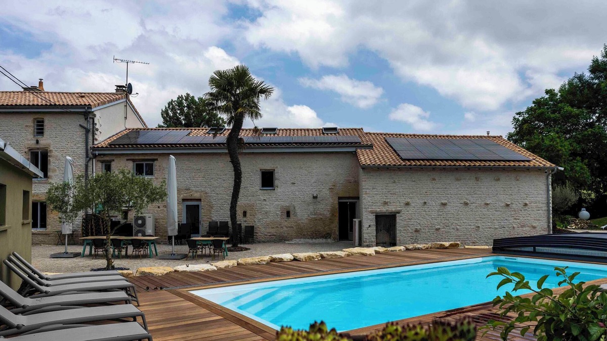Pamproux Bed & Breakfast | Le Petit Courault: Renovated mill, sleeps 35 comfortably in the heart of nature.