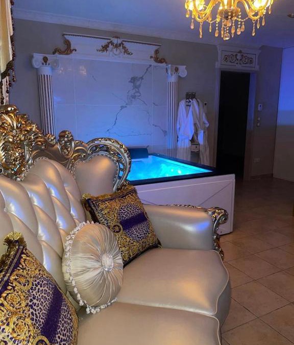 Vernon Apartment | Le Petit Versailles