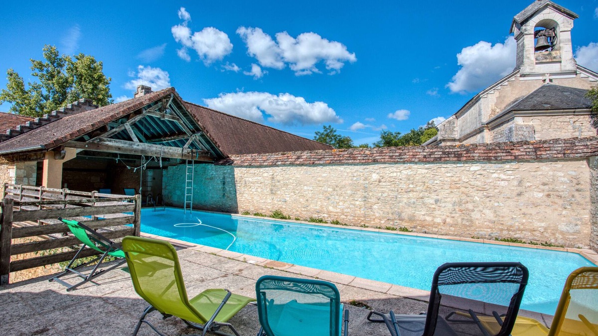 Mayac House | Le Pigeonnier – Characterful House with Garden and Shared Pool in Dordogne