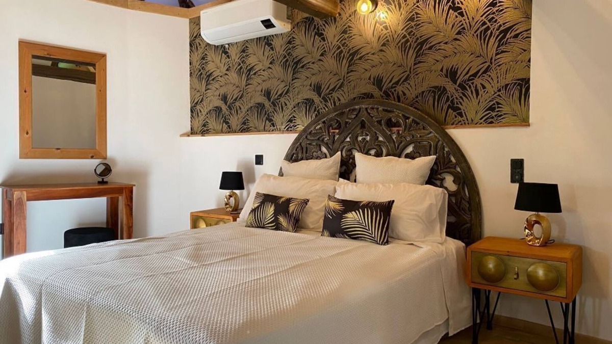 Cusset Apartment | Le Pigeonnier. Private apartment in château grounds, 5 km from historic Vichy