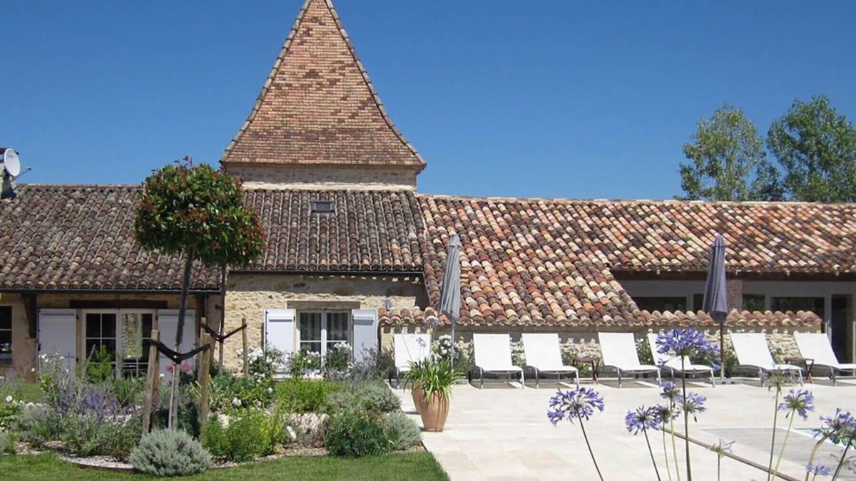 Salles House | Le Pigeonnier wonderful Gite adjoining the pool terrace