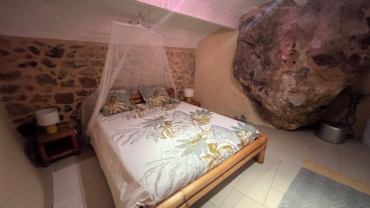Fayence Apartment | Le Rocher Fayence atypical apartment in the ramparts